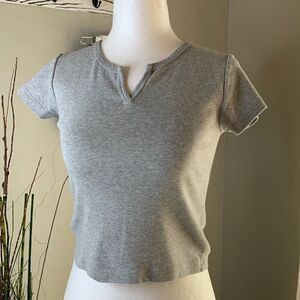 𝅺brandy Melville gray crop top V cut out at neckline short sleeves